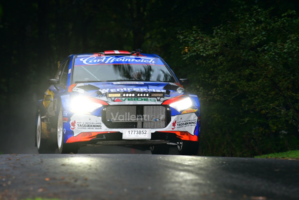 De fire første hastighedsprøver i Rally Stoholm blev kørt i mørke, hvilket bidrog til at skille fårene fra bukkene.
(Foto: Morten Dam - autoMOTIV/specialpress)